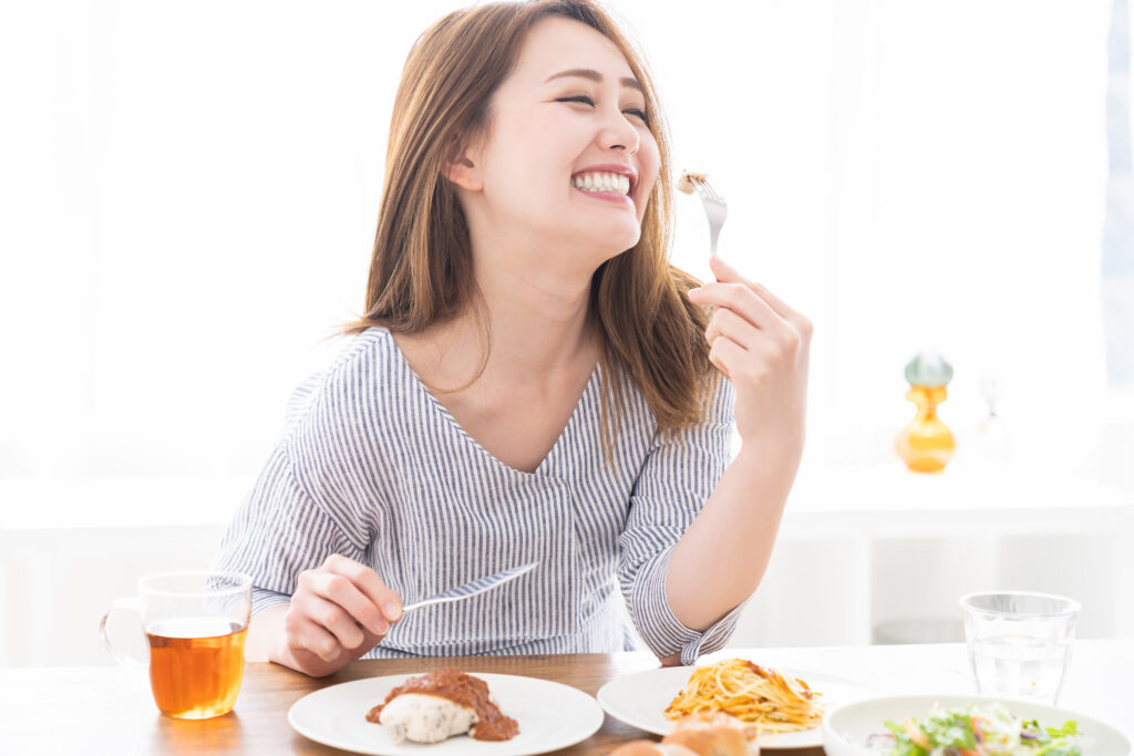 笑顔で食事をしている女性