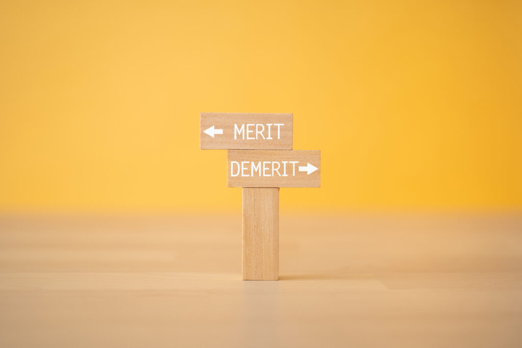 MERIT DEMERITの道を指し示す看板