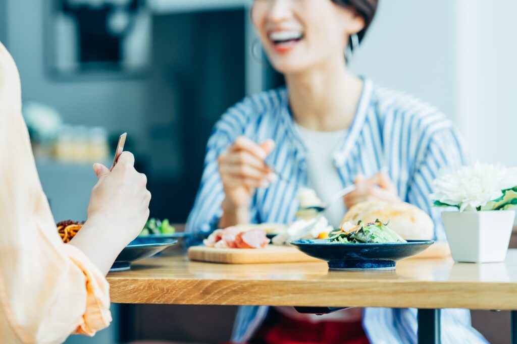 外食している女性