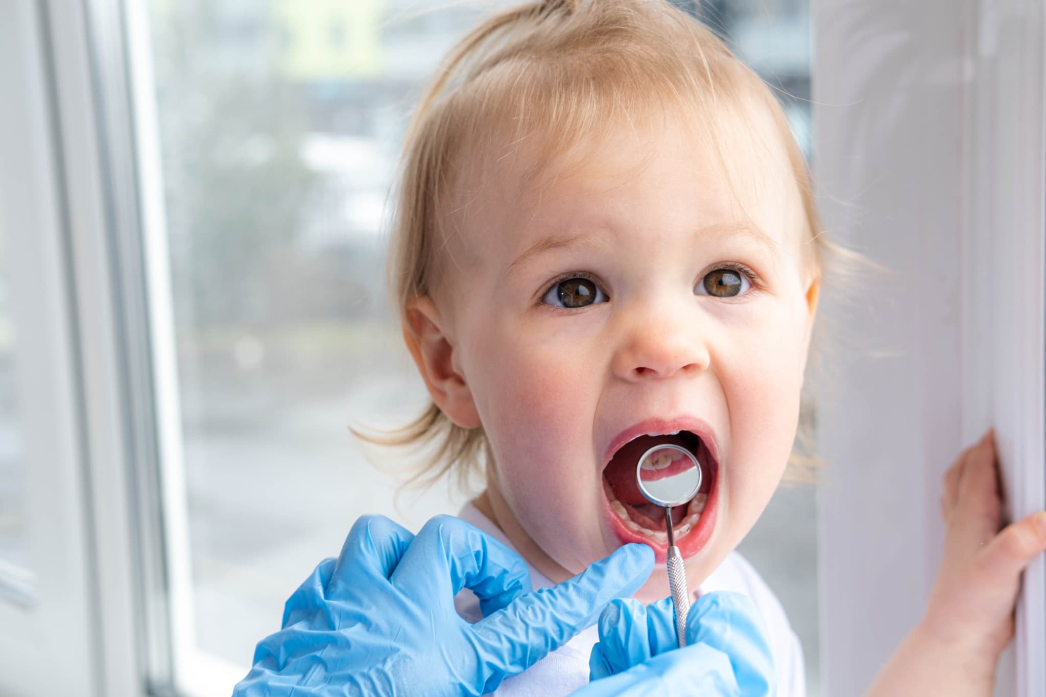 歯科検診を受ける子ども