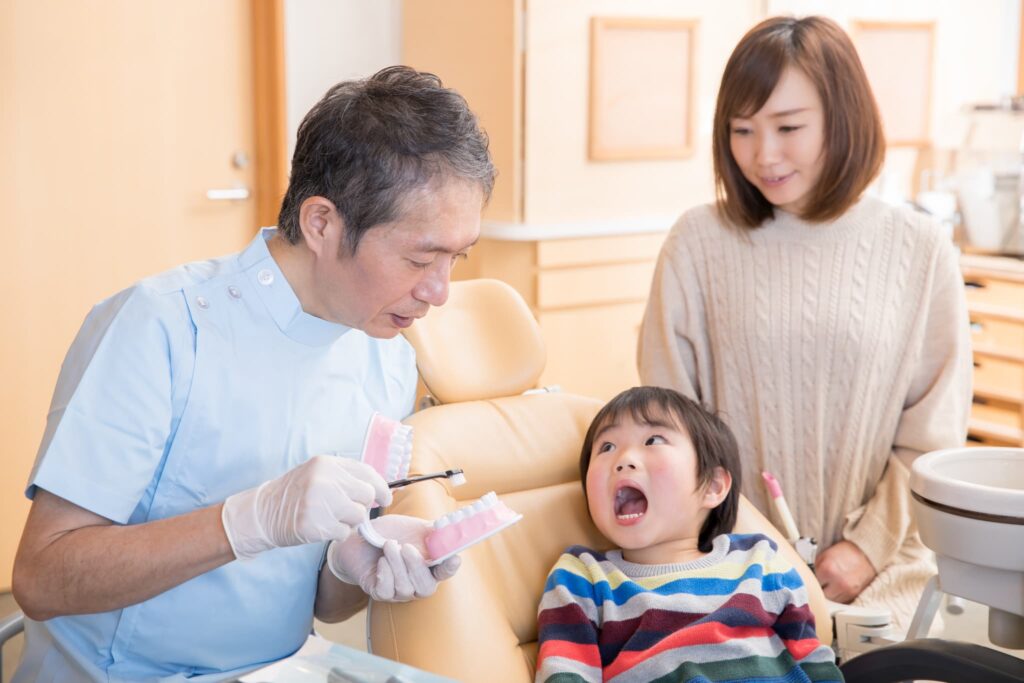 定期健診で虫歯を予防する親子