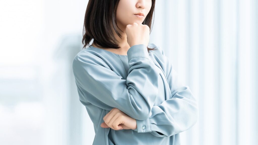 虫歯があると矯正治療はできないのか考える女性