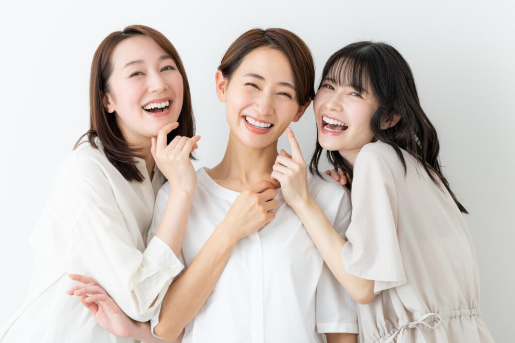 色々な世代の笑顔の女性