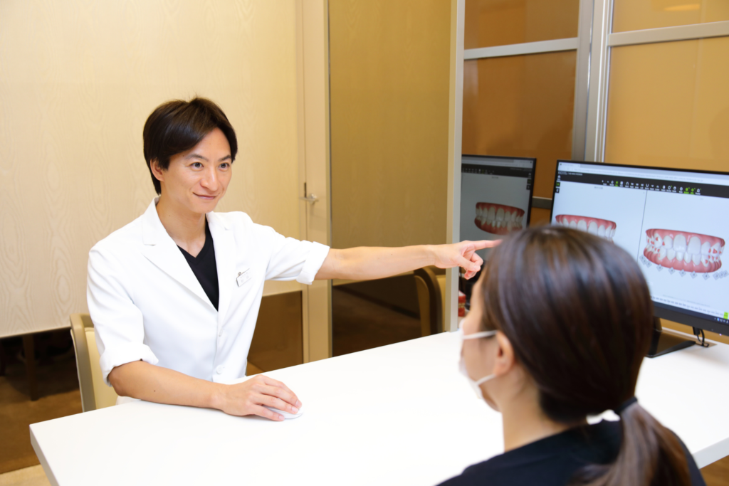 歯科医師に患者さまが相談しているイメージ