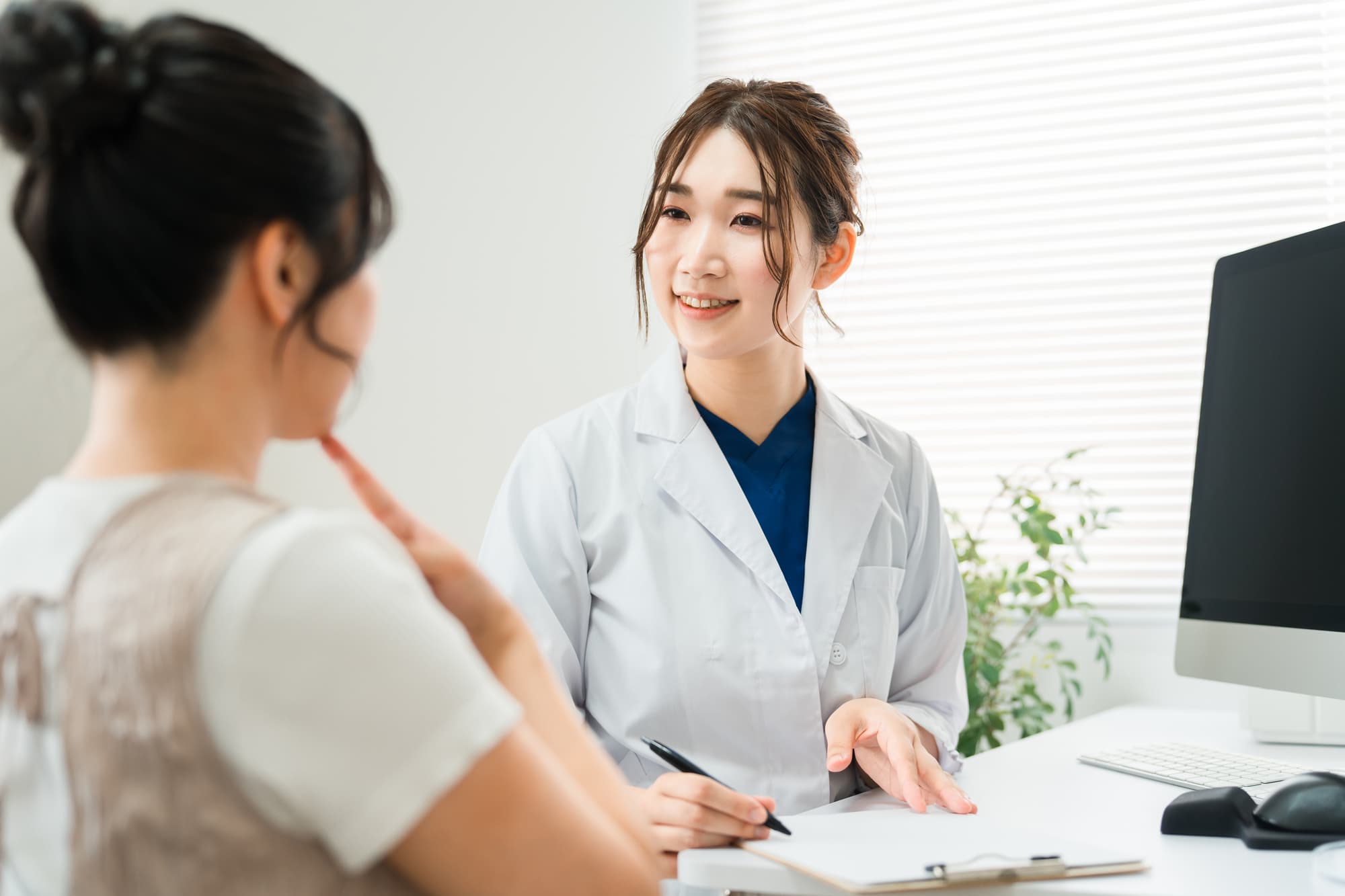 大人になってからでも受け口矯正はできるのかカウンセリングをする歯科医師