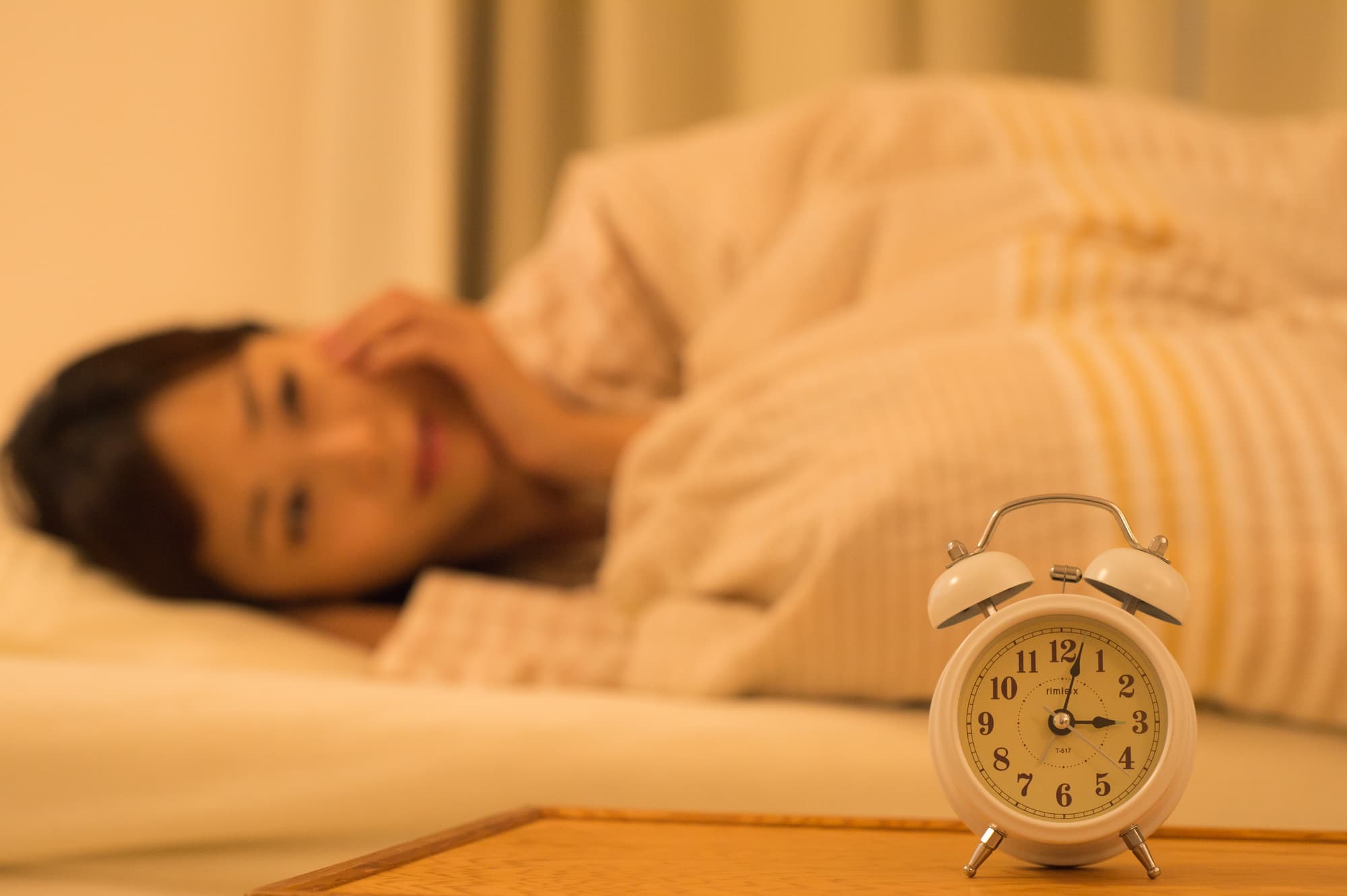 虫歯が痛んで眠れない女性