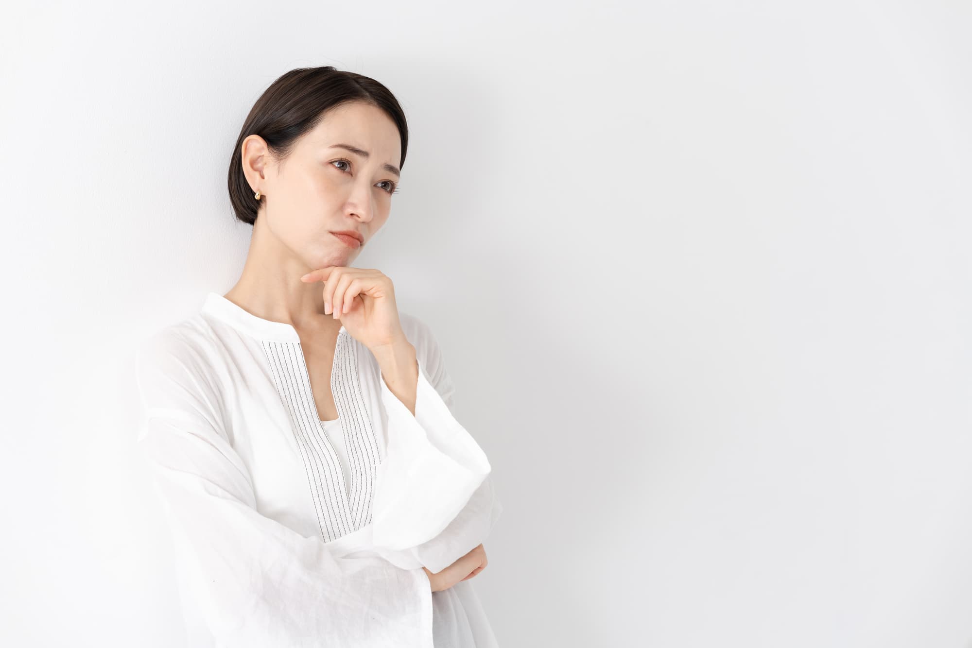 大人になってからでも受け口矯正はできるのか悩む女性