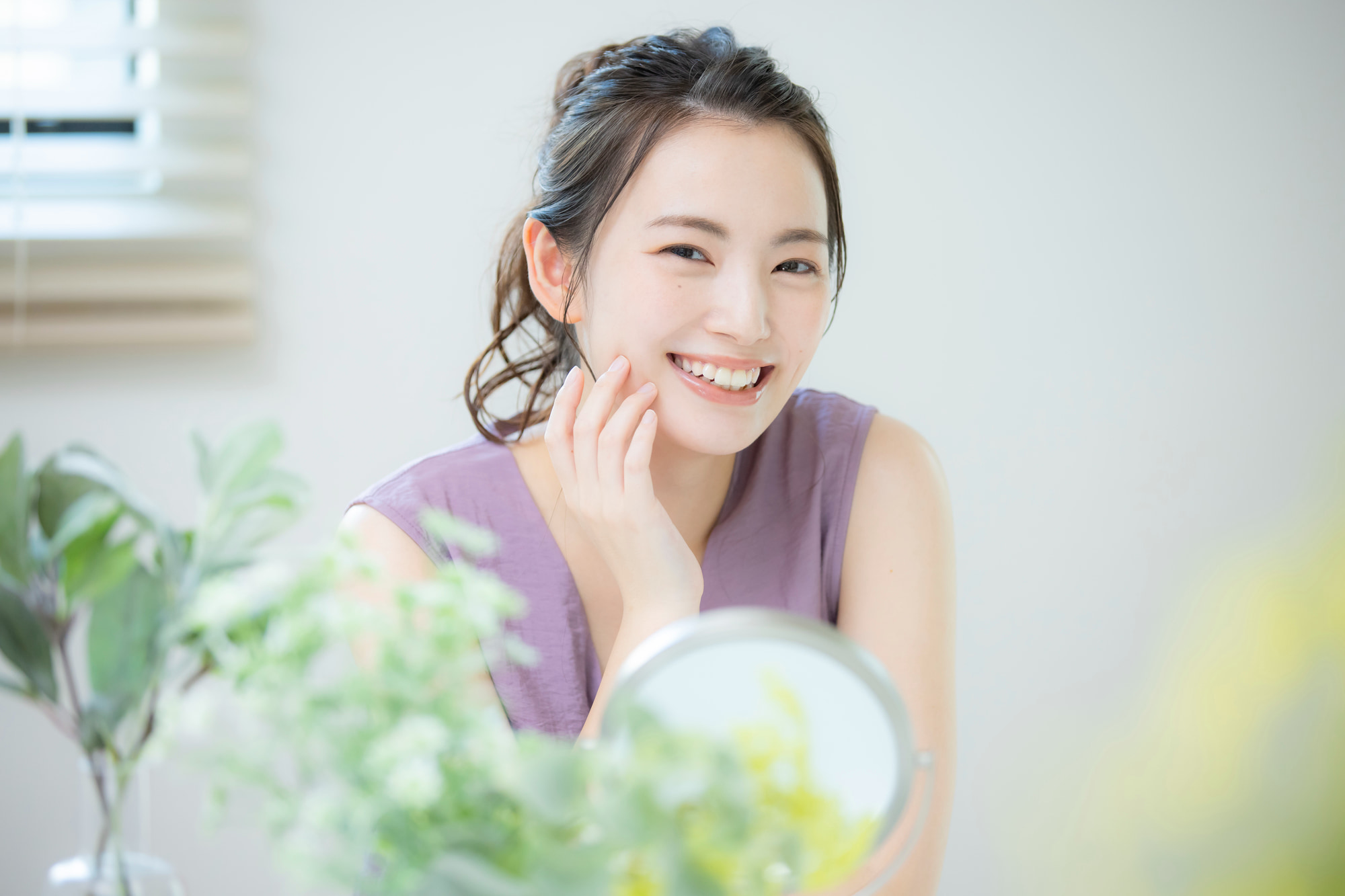 銀歯をセラミック歯に交換し笑顔が美しい女性