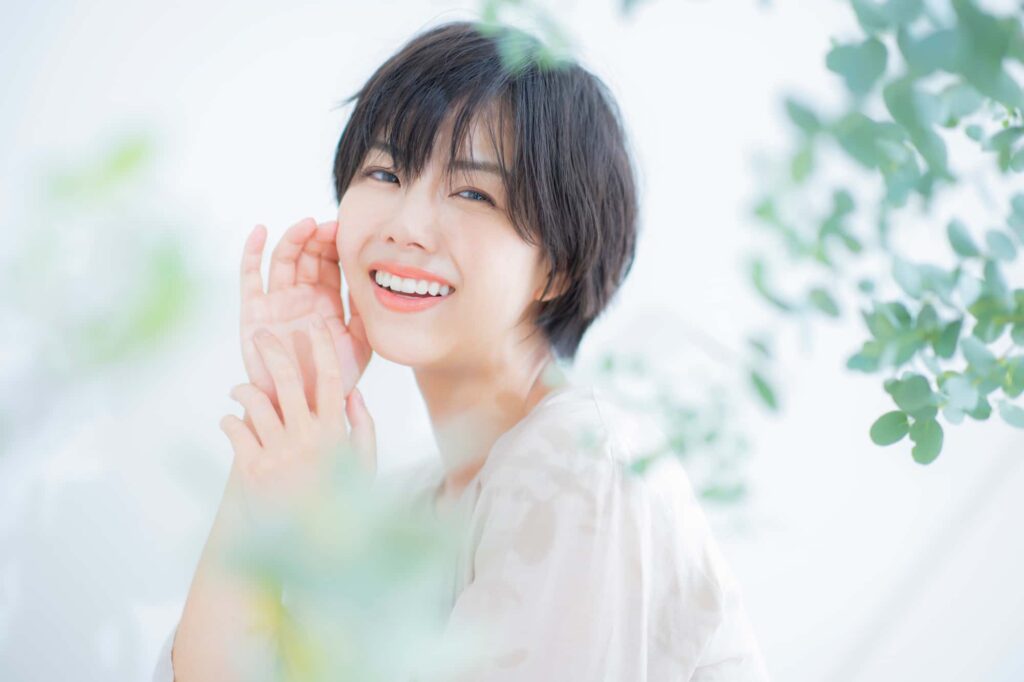 悪い歯並びを矯正して笑顔の女性