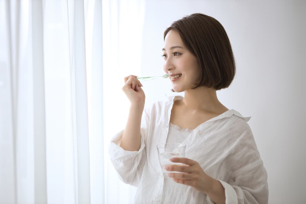 毎日の歯磨きを徹底する女性