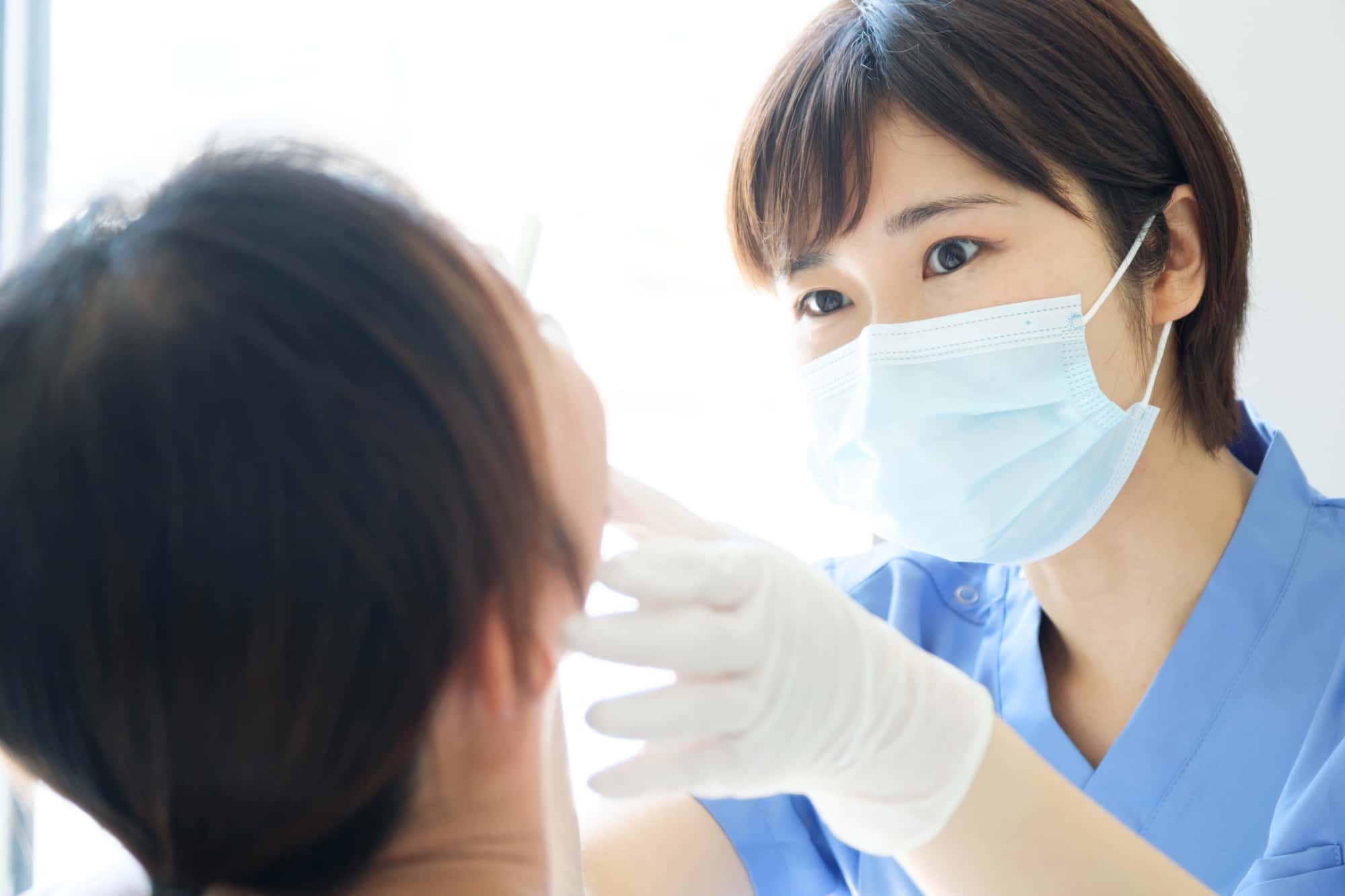 矯正治療後に後戻りを起こして歯科医に状態を確認してもらう患者