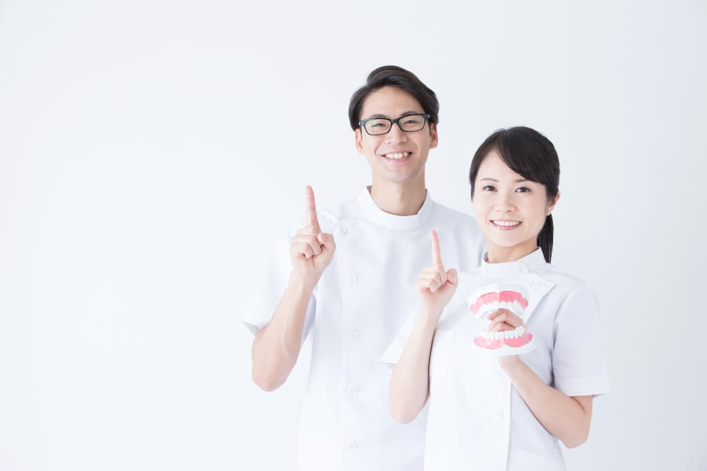 歯のクリーニングを受けるときの注意点を説明する歯科医院