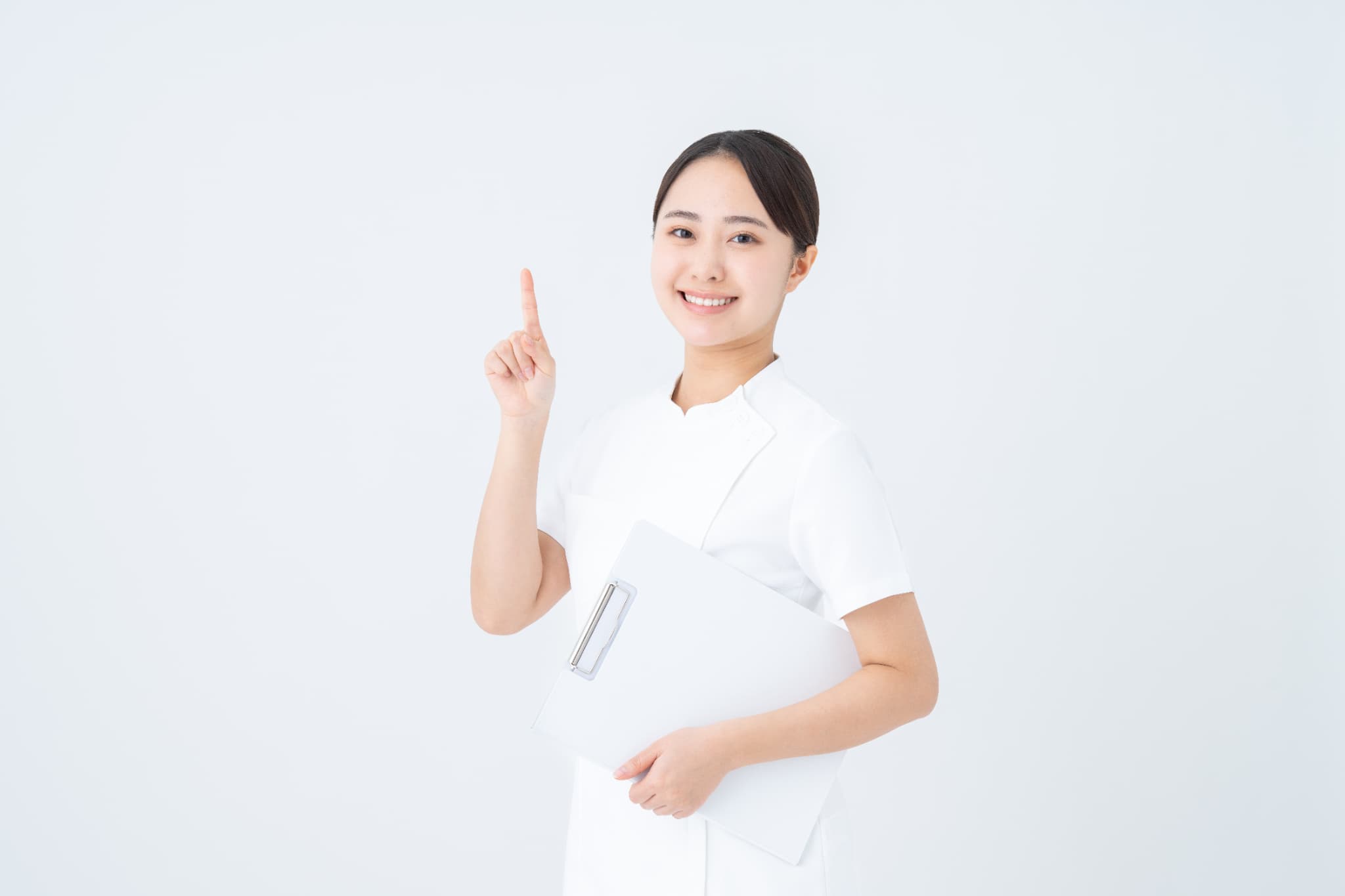 入れ歯の寿命が短くなる原因を説明する歯科衛生士の女性