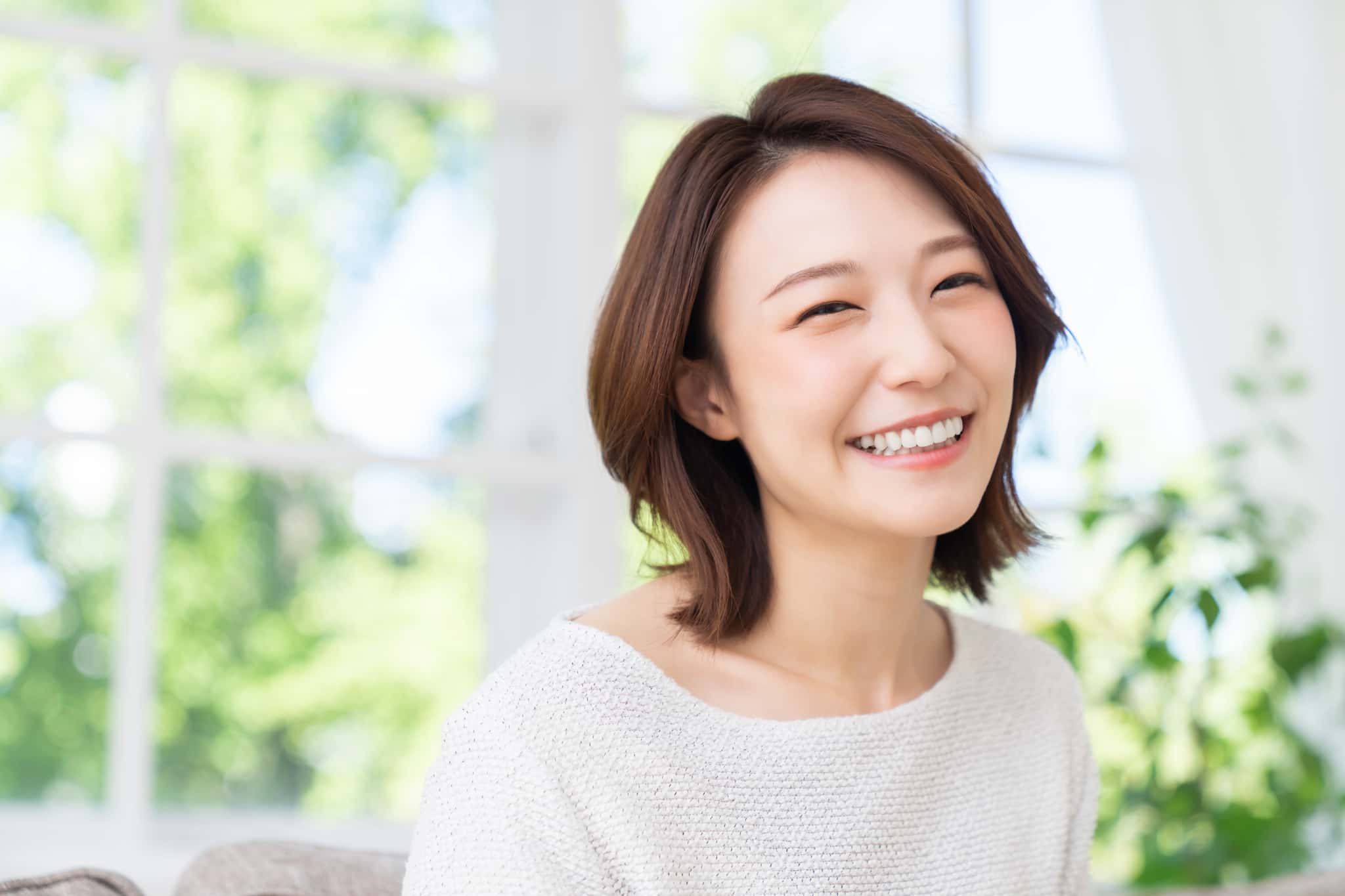 マウスピース矯正をして綺麗な歯並びになり満足して笑う女性