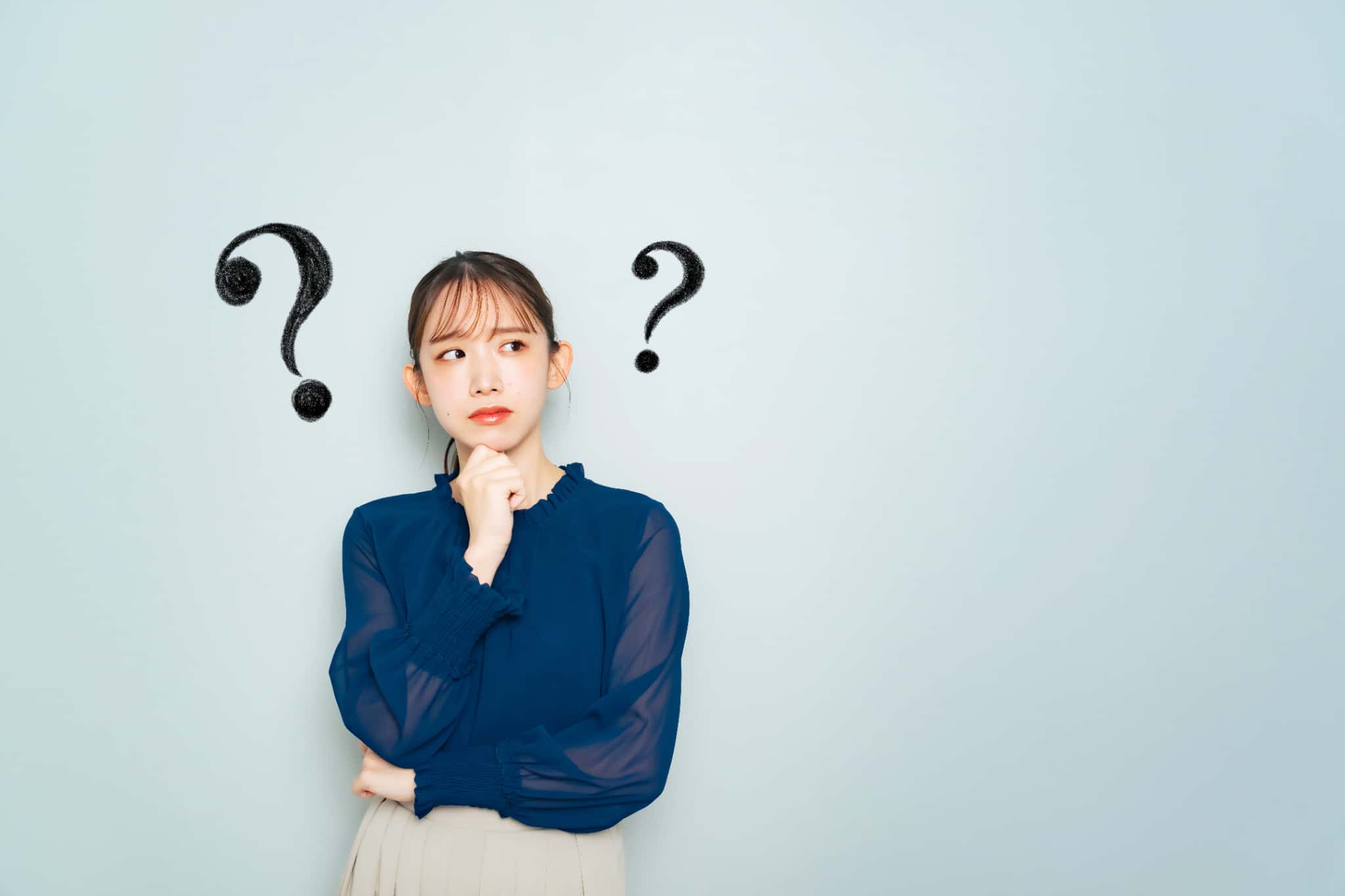 マウスピース矯正中に装置を1日外すとどうなるか考える女性
