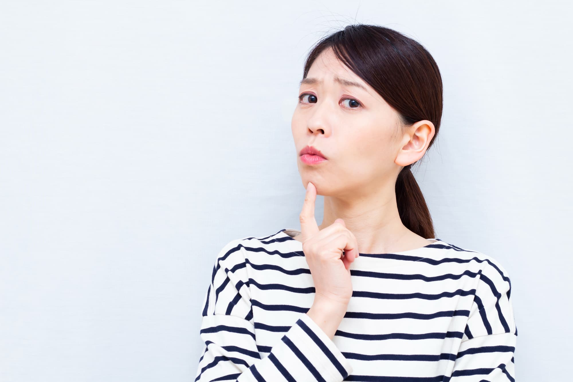 マウスピース矯正中は食事制限があるのか考える女性