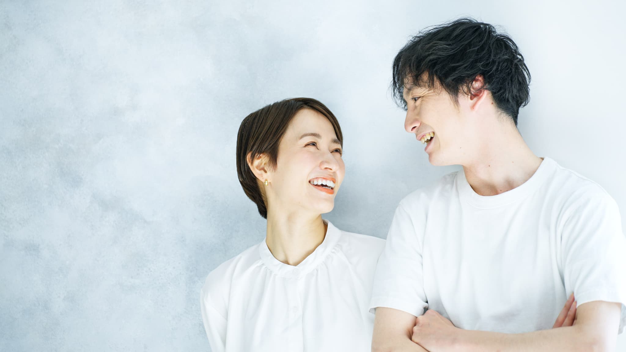 微笑み合う男女