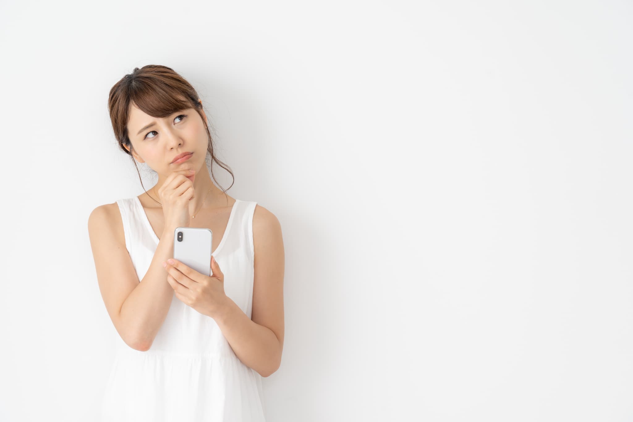 インビザラインで前歯のねじれを治せるか疑問を持つ女性