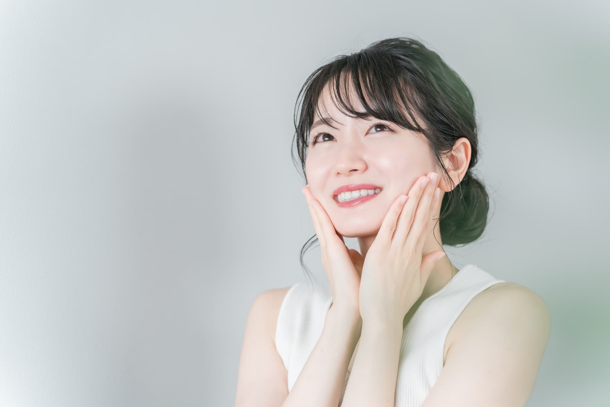 セラミック治療を受けて満足そうな女性