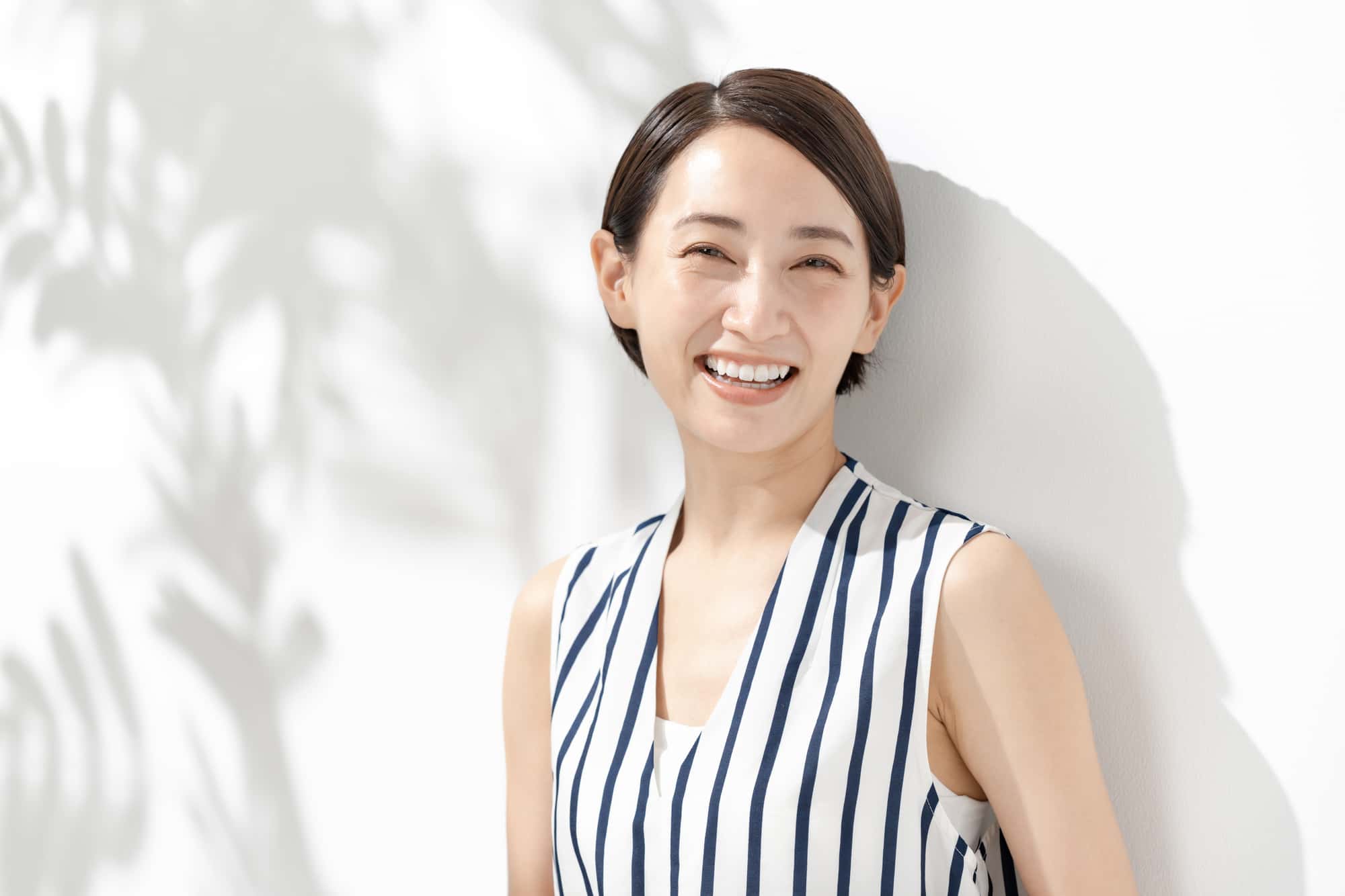 定期的な歯科検診で虫歯のない綺麗な歯で笑う女性