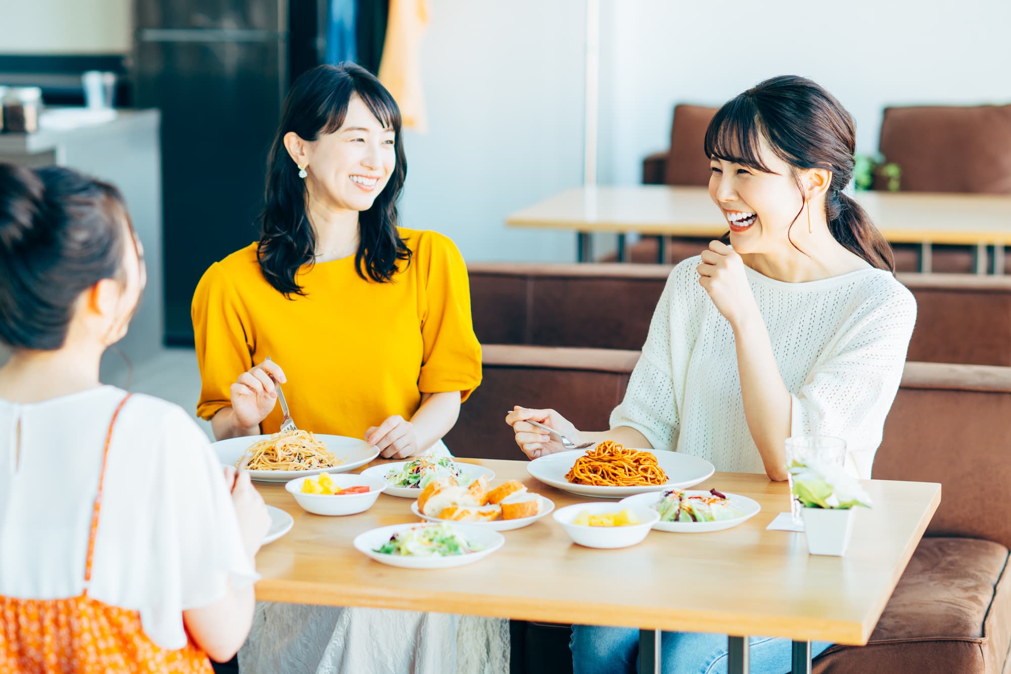 友人とランチを楽しむマウスピース矯正中の女性