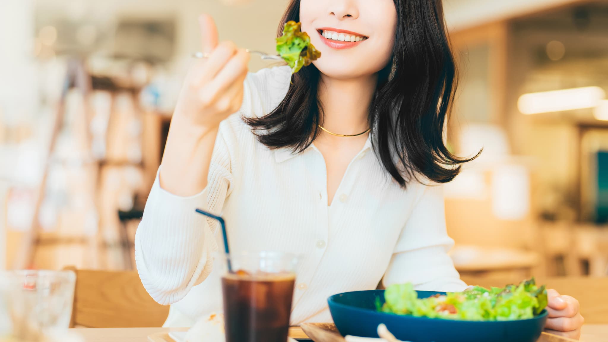 食事をするマウスピース矯正中の女性