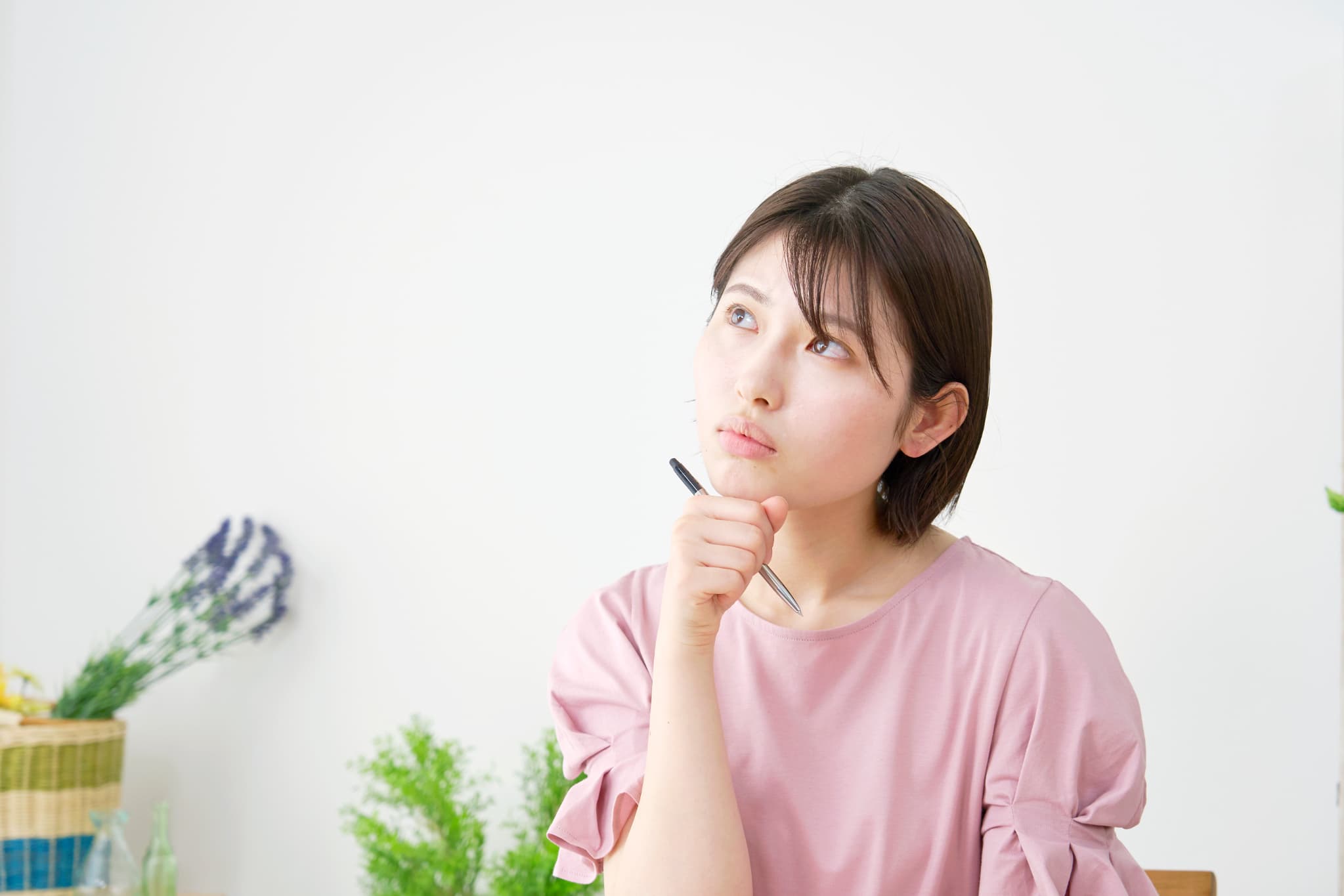 リテーナーとはと考える女性