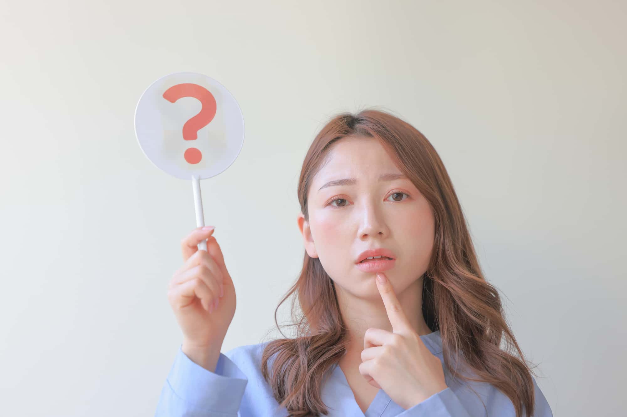 すきっ歯を矯正しないとどうなるか質問する女性