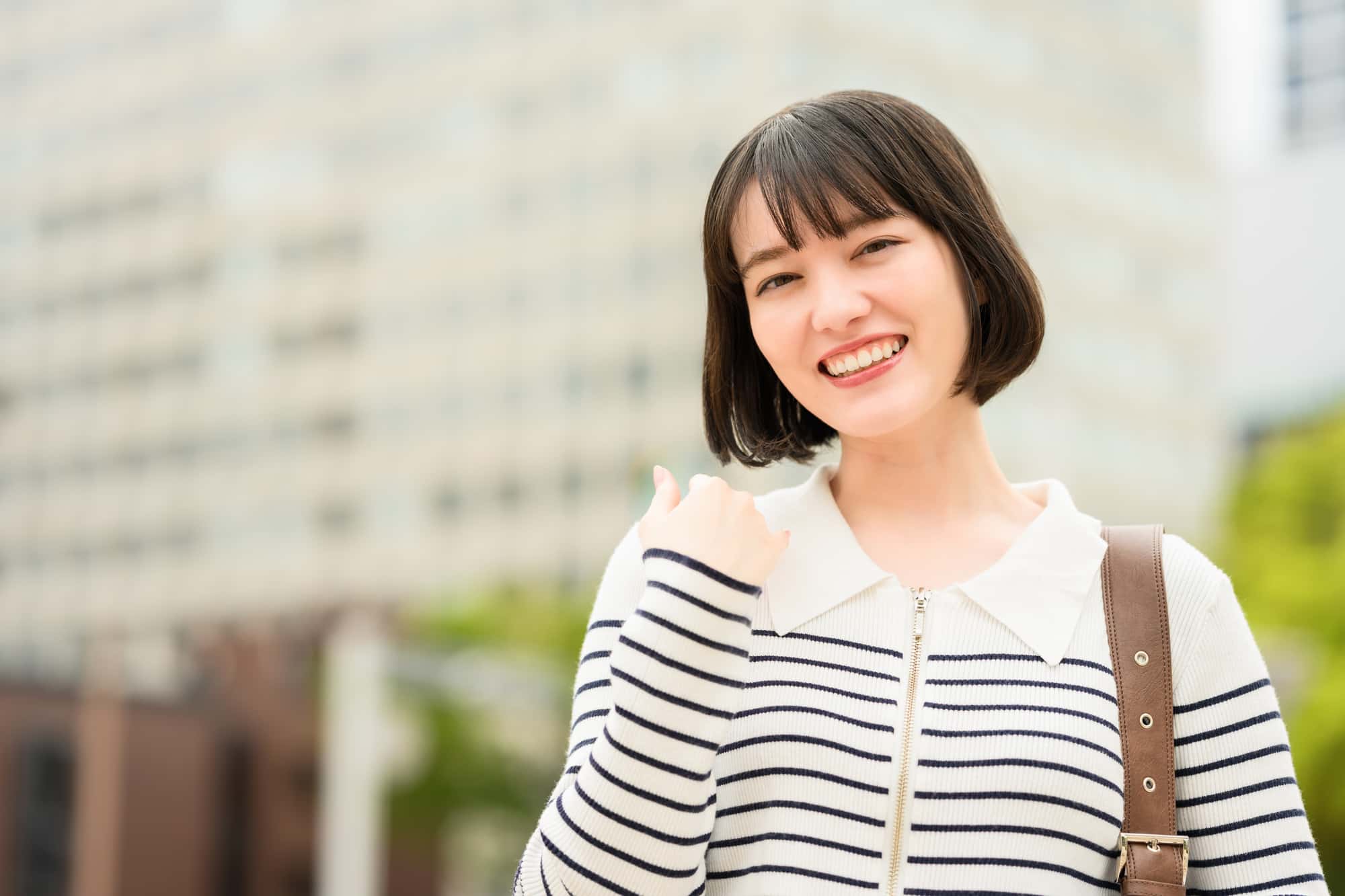 すきっ歯を矯正して笑顔の女性