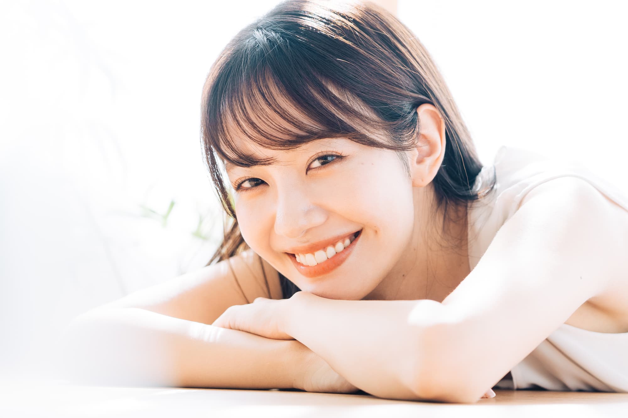 リラックスして微笑む女性