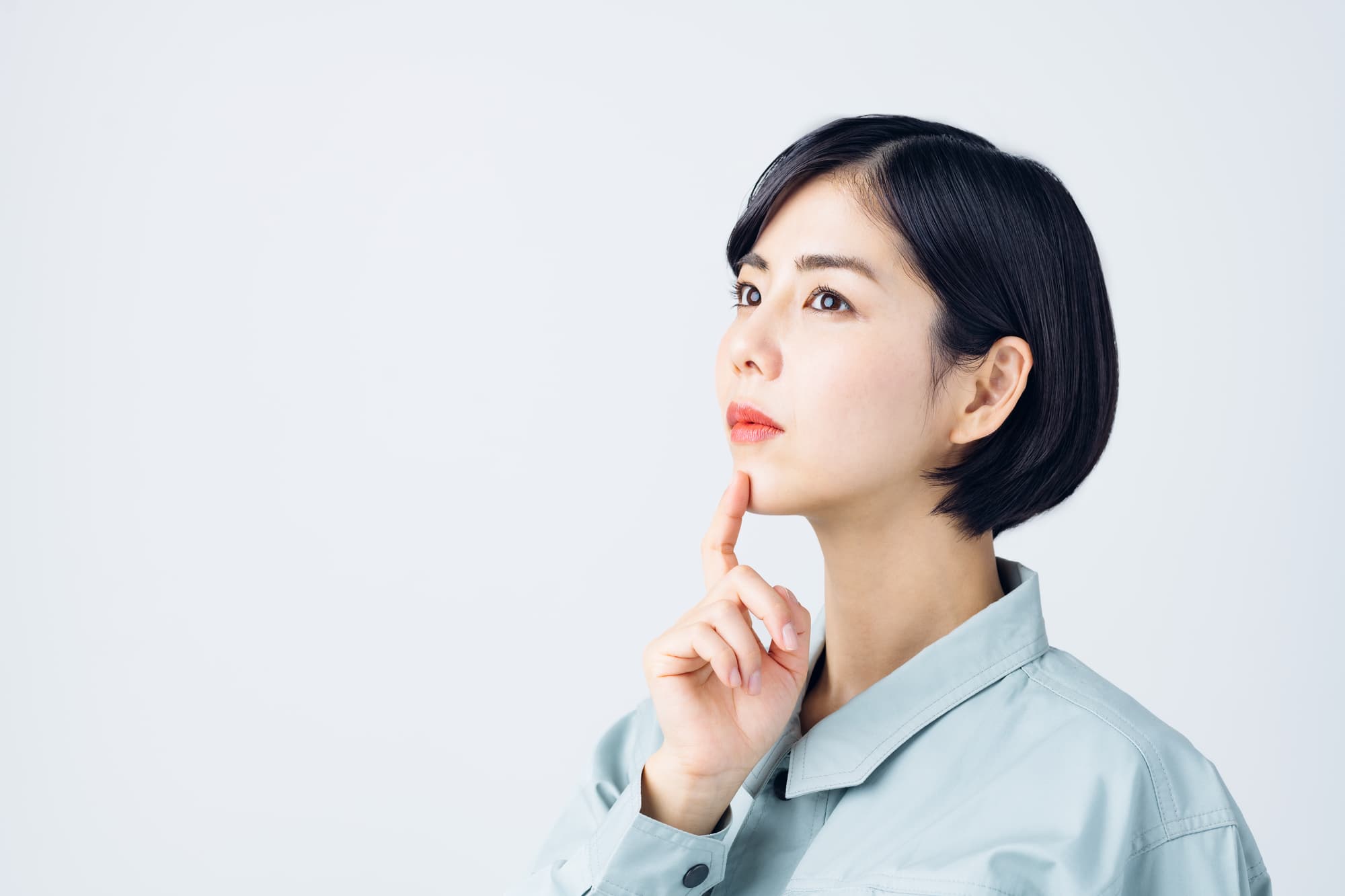 インビザラインで前歯だけを矯正できるか考える女性