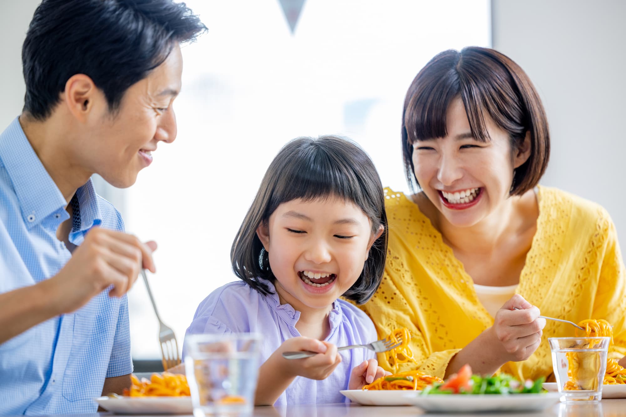 外食を楽しむ親子