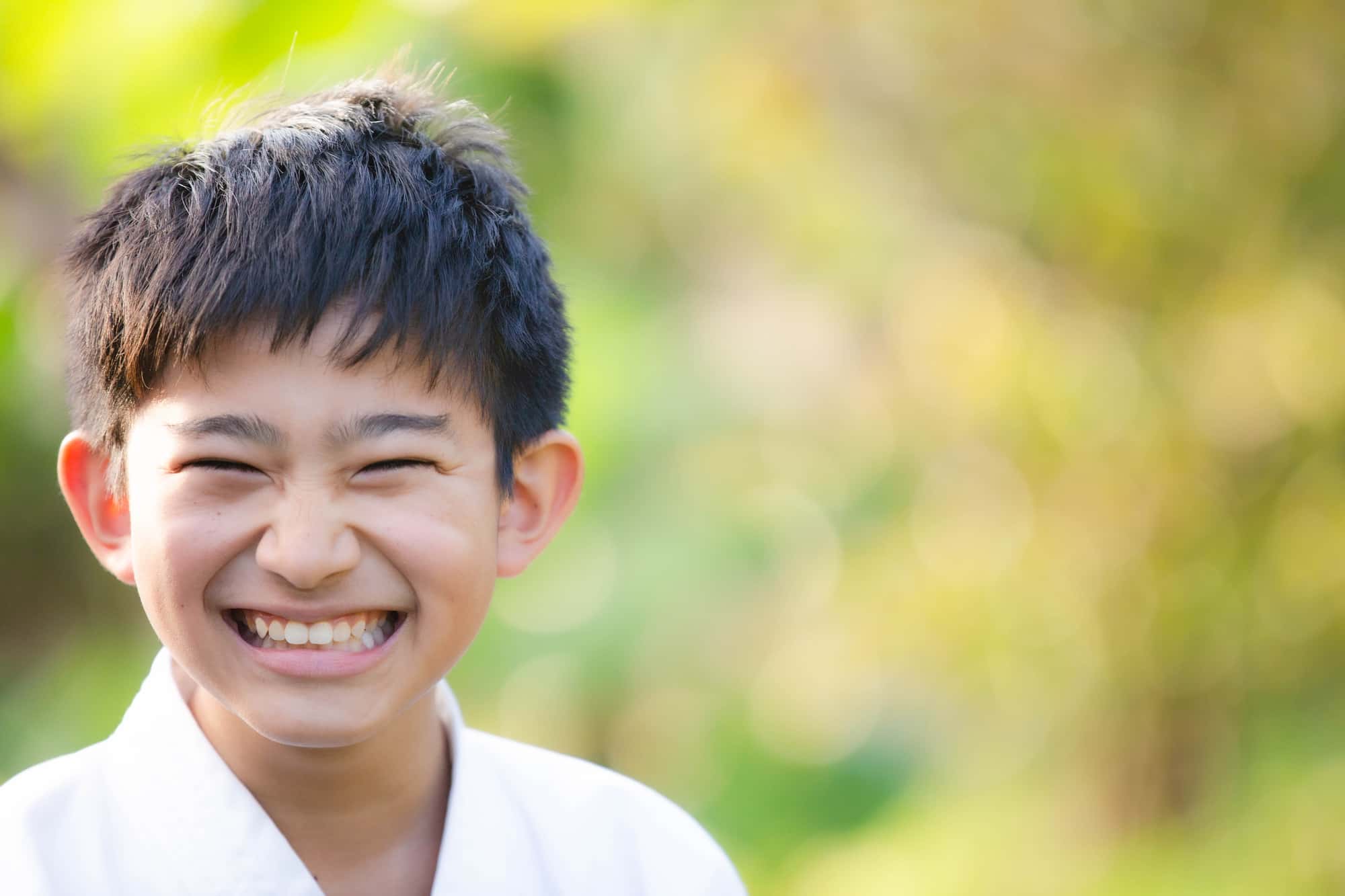 健康な歯茎をした笑顔の子ども