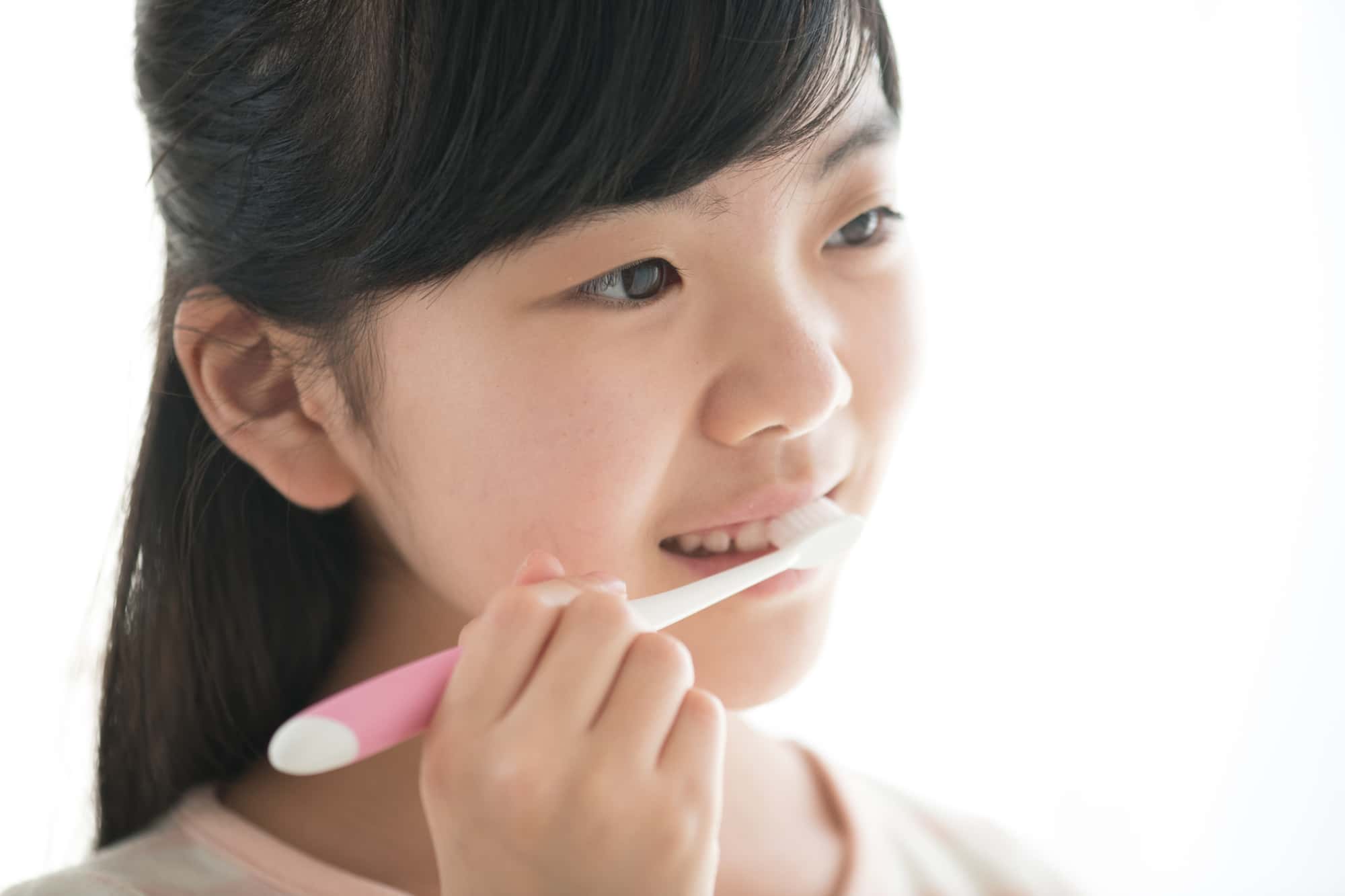 丁寧に歯みがきをする子ども