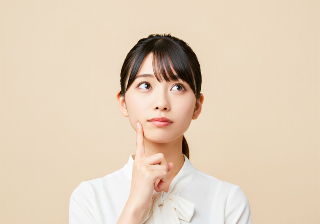 マウスピース矯正は何年かかるのか考える女性