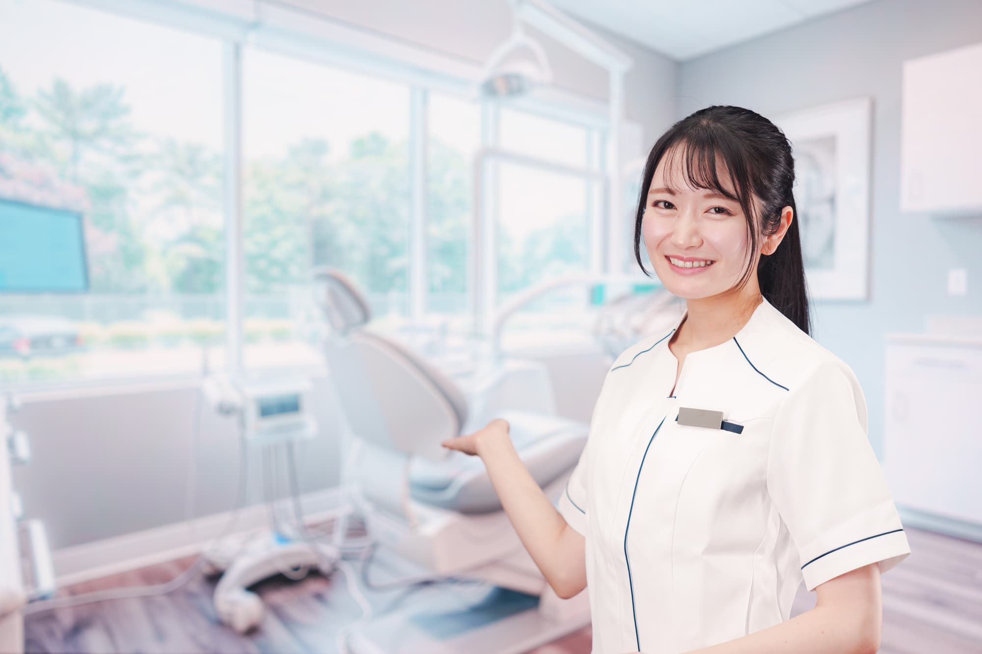 歯科医院で診療室への入室を促す歯科衛生士