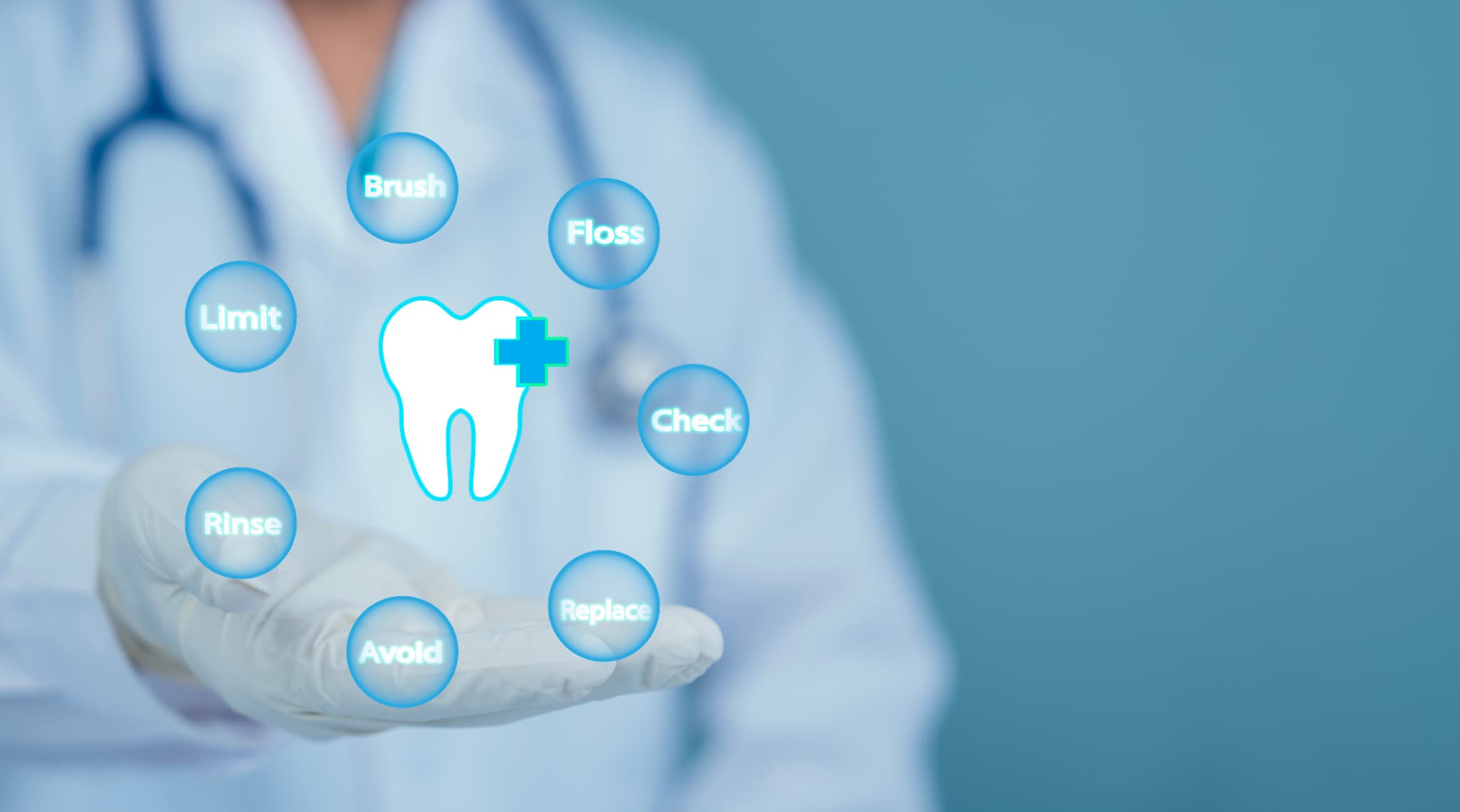 虫歯にならないために今日からできる習慣を説明する歯科医師