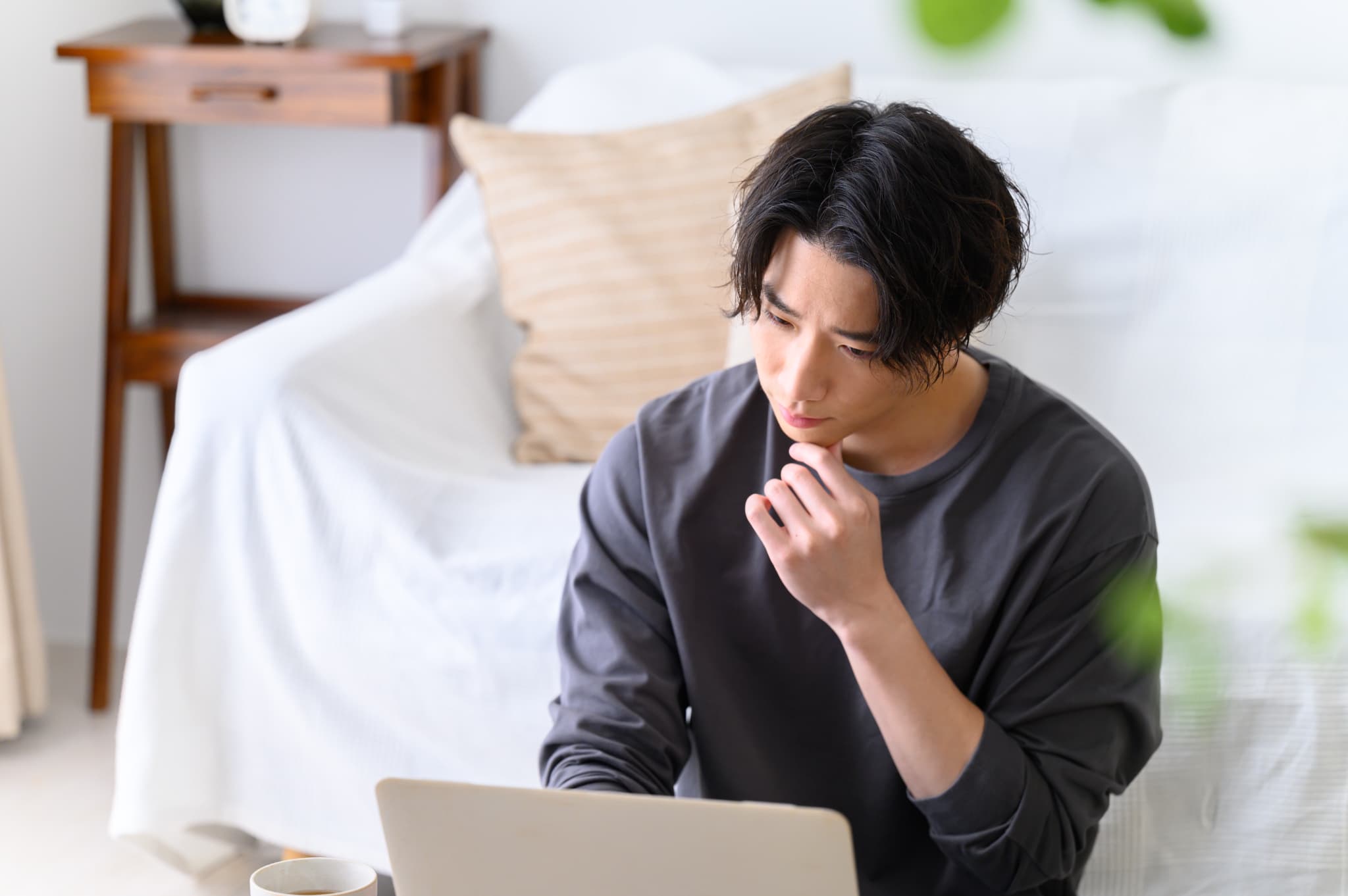 顎関節症と噛み合わせの関係について調べる男性