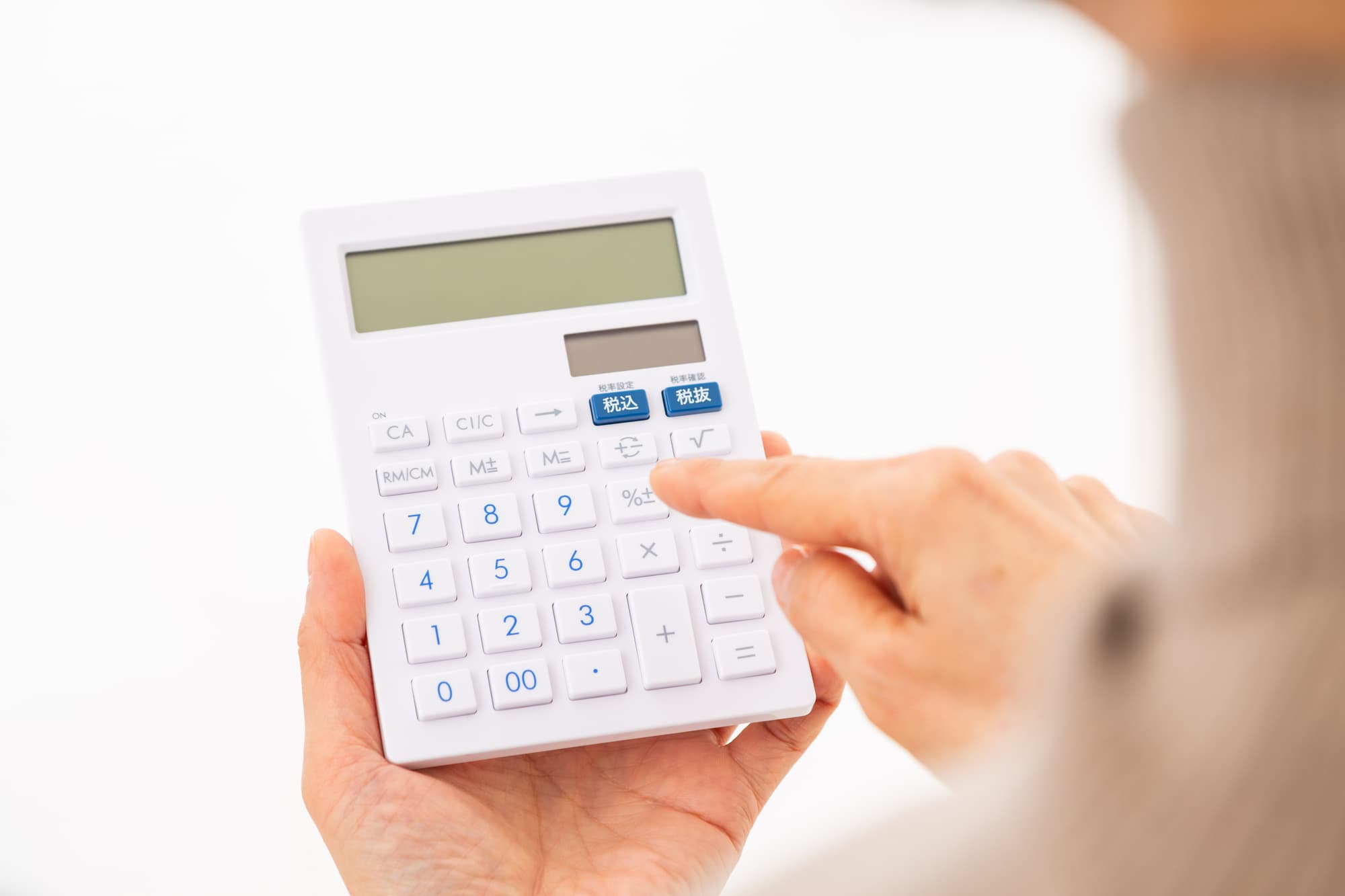 マウスピース矯正で前歯が1本だけ出てる状態を治す場合の費用イメージ