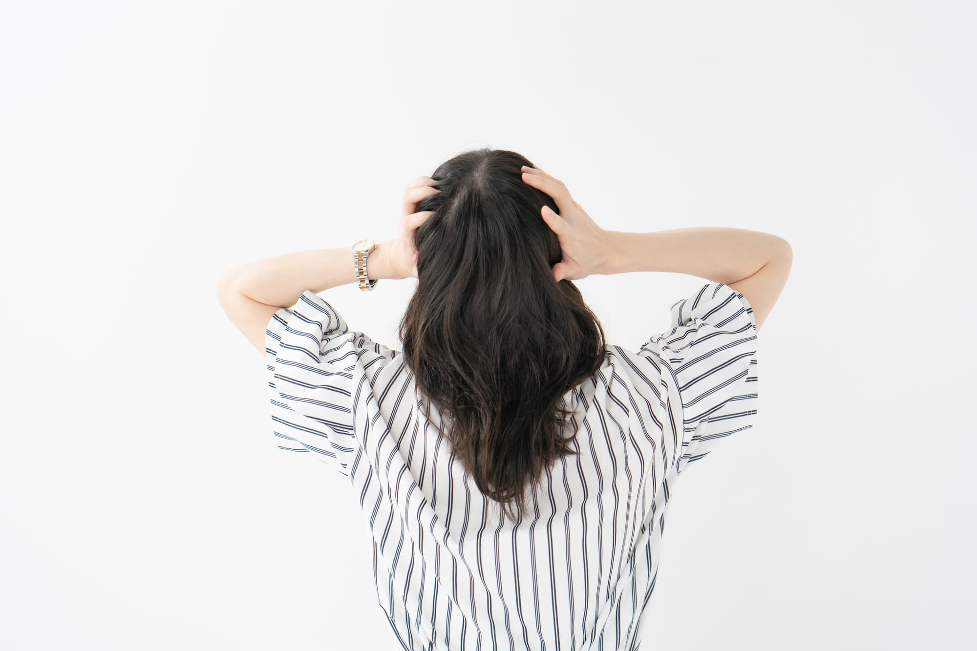 ラミネートべニアを失敗して頭を抱える女性