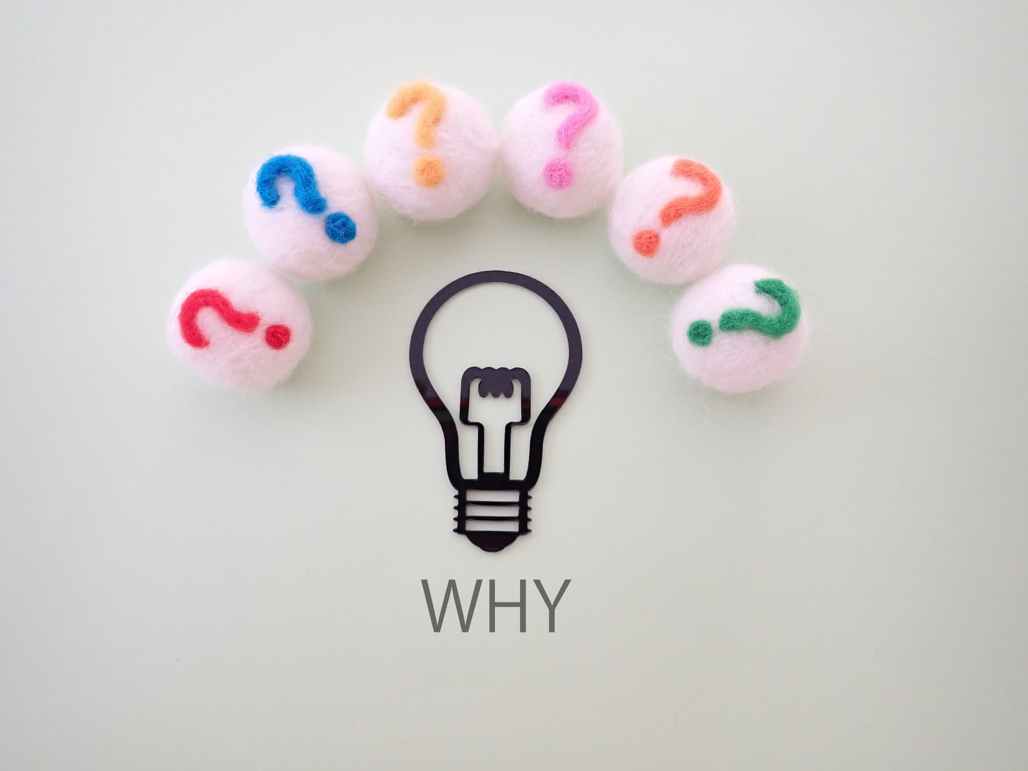 前歯が1本だけ出てるのはどんな原因があるのか考えるイメージ