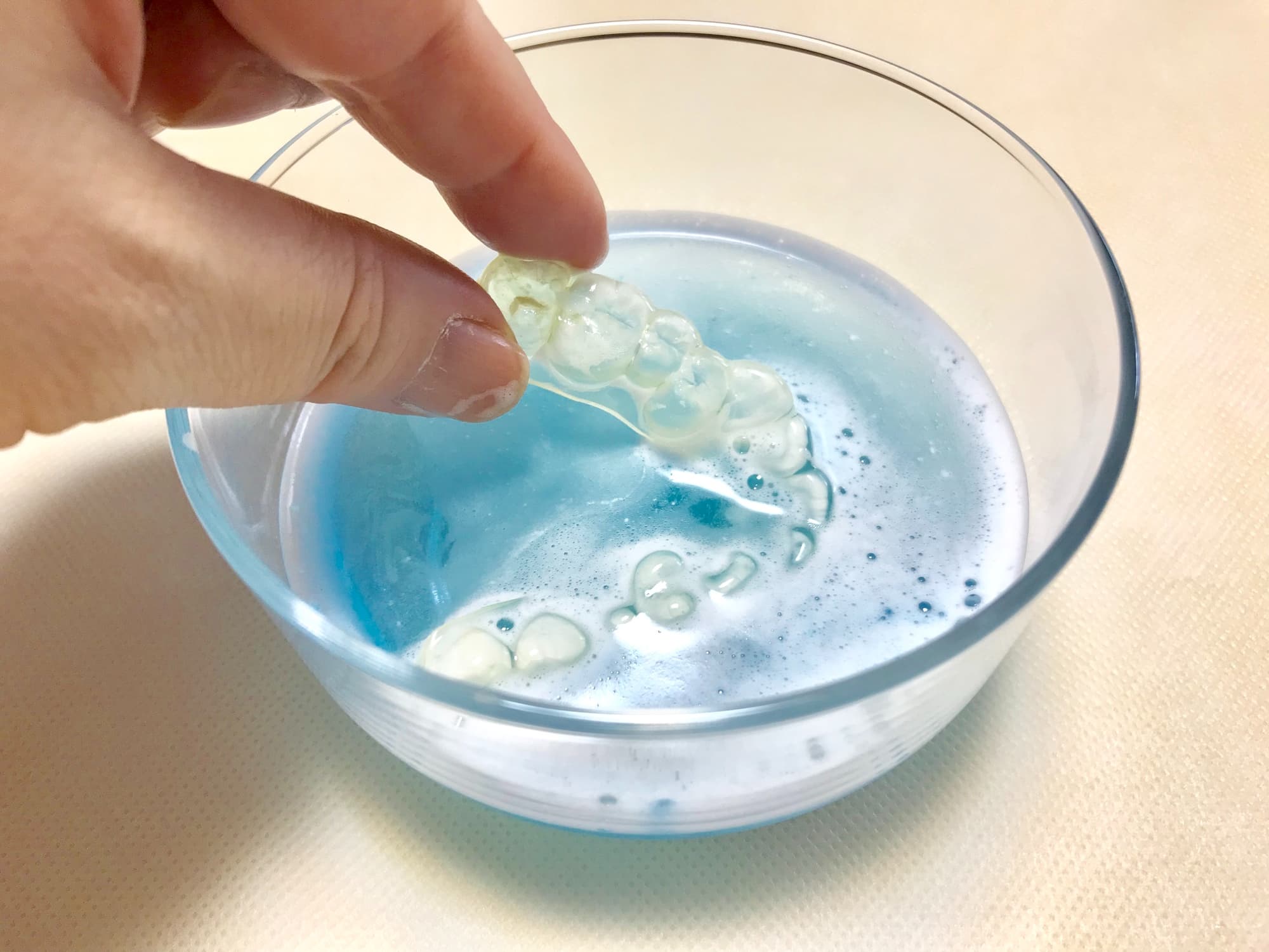マウスピースを専用の洗浄剤に浸すイメージ