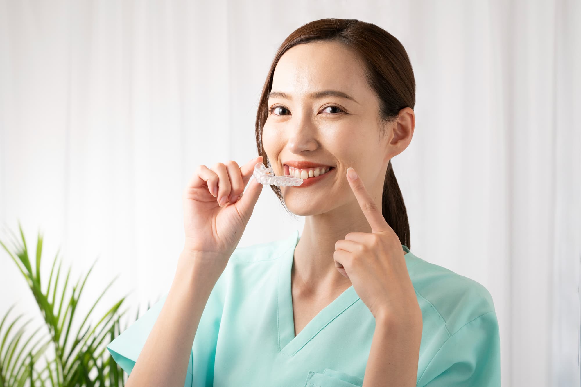 マウスピースの正しい外し方を説明する歯科医