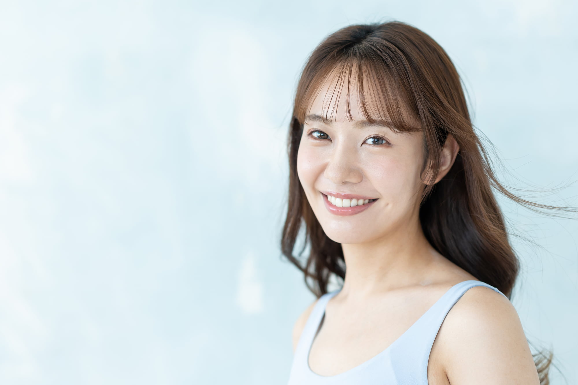 下の歯にラミネートベニアを施術して満足している女性