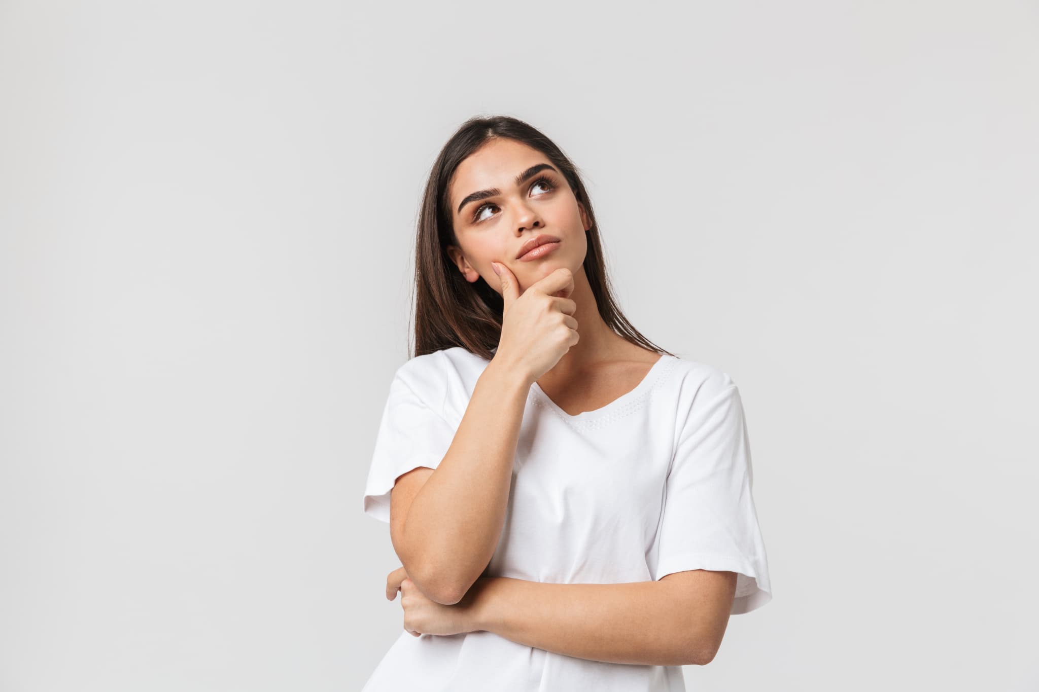 マウスピースは夜だけ装着して効果はあるのか考える女性