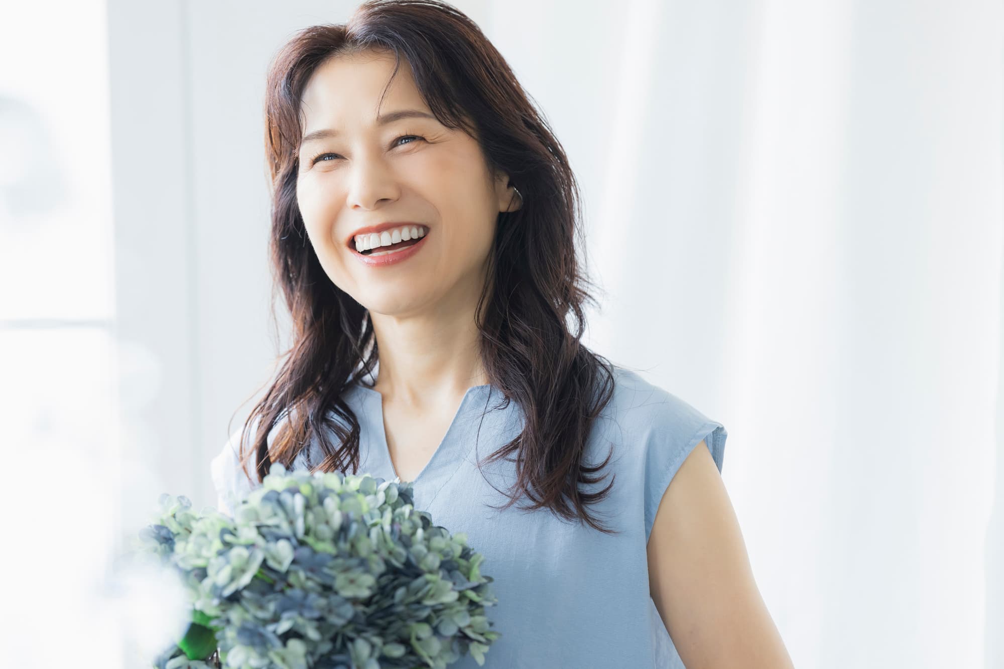 ラミネートベニアにして笑顔の女性