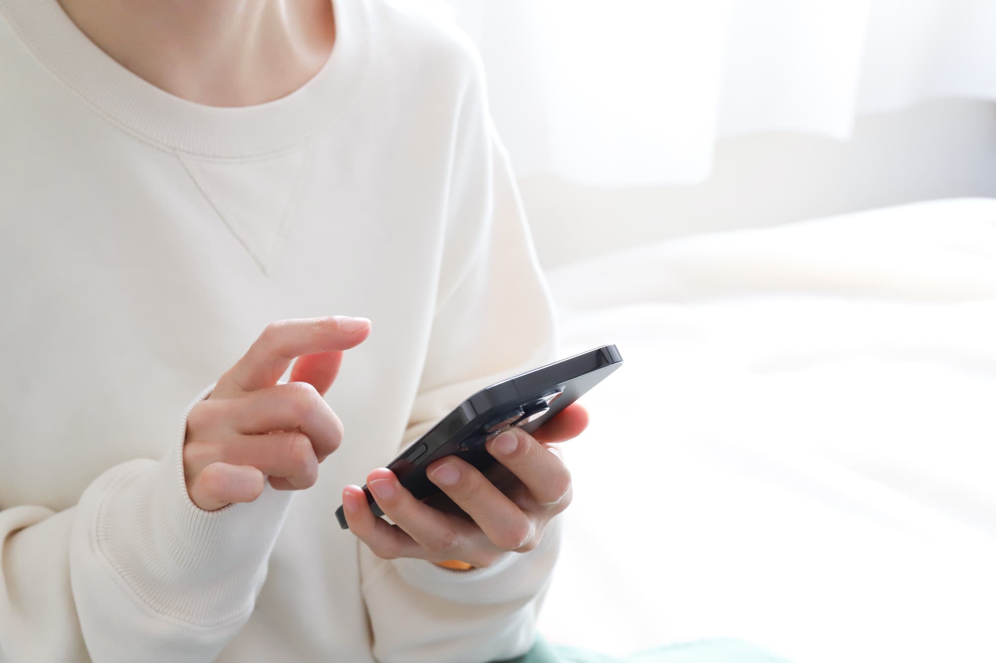 スマホでマウスピースの装着時間を管理する様子