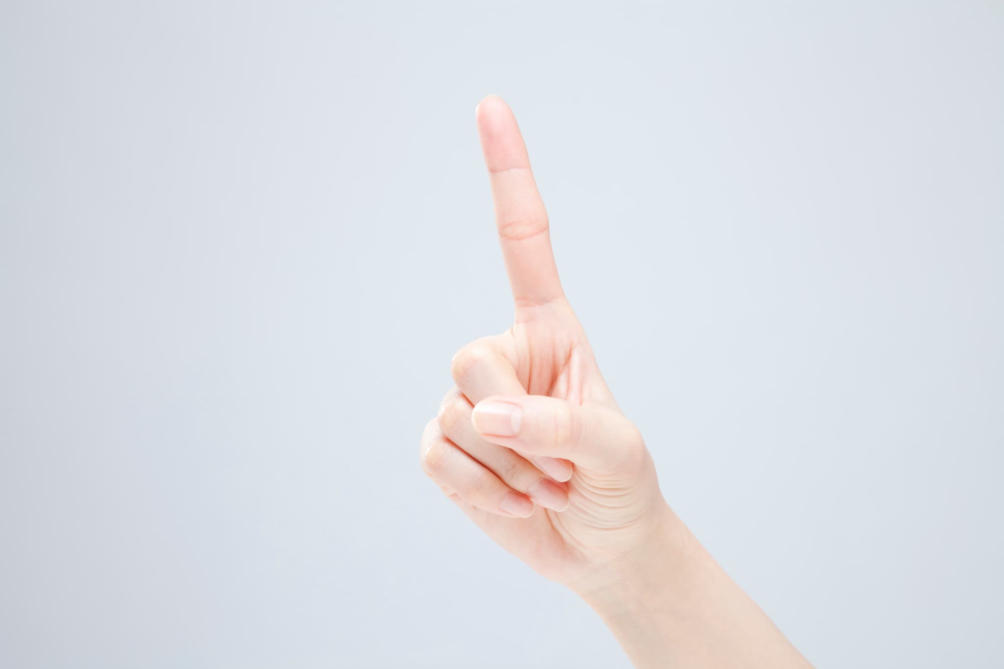 リテーナーは夜だけの装着の場合もあると説明する様子