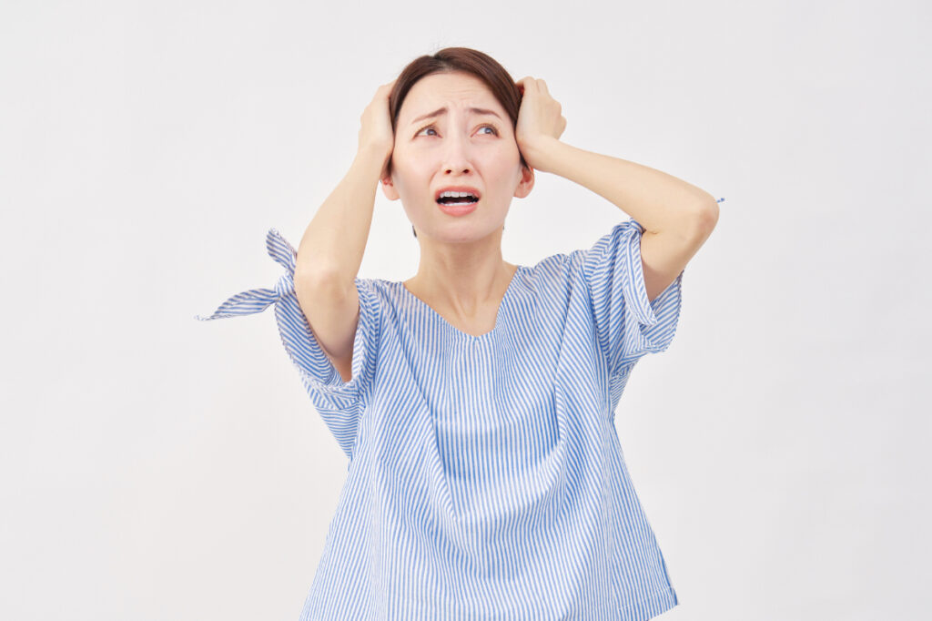 ラミネートベニアで後悔している女性