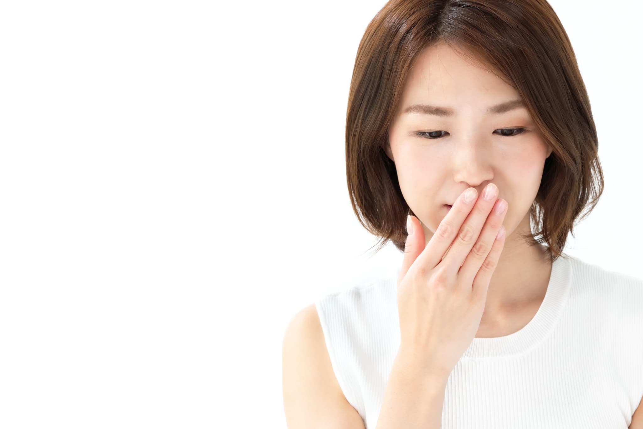 奥歯の虫歯を放置して口臭が強くなった女性